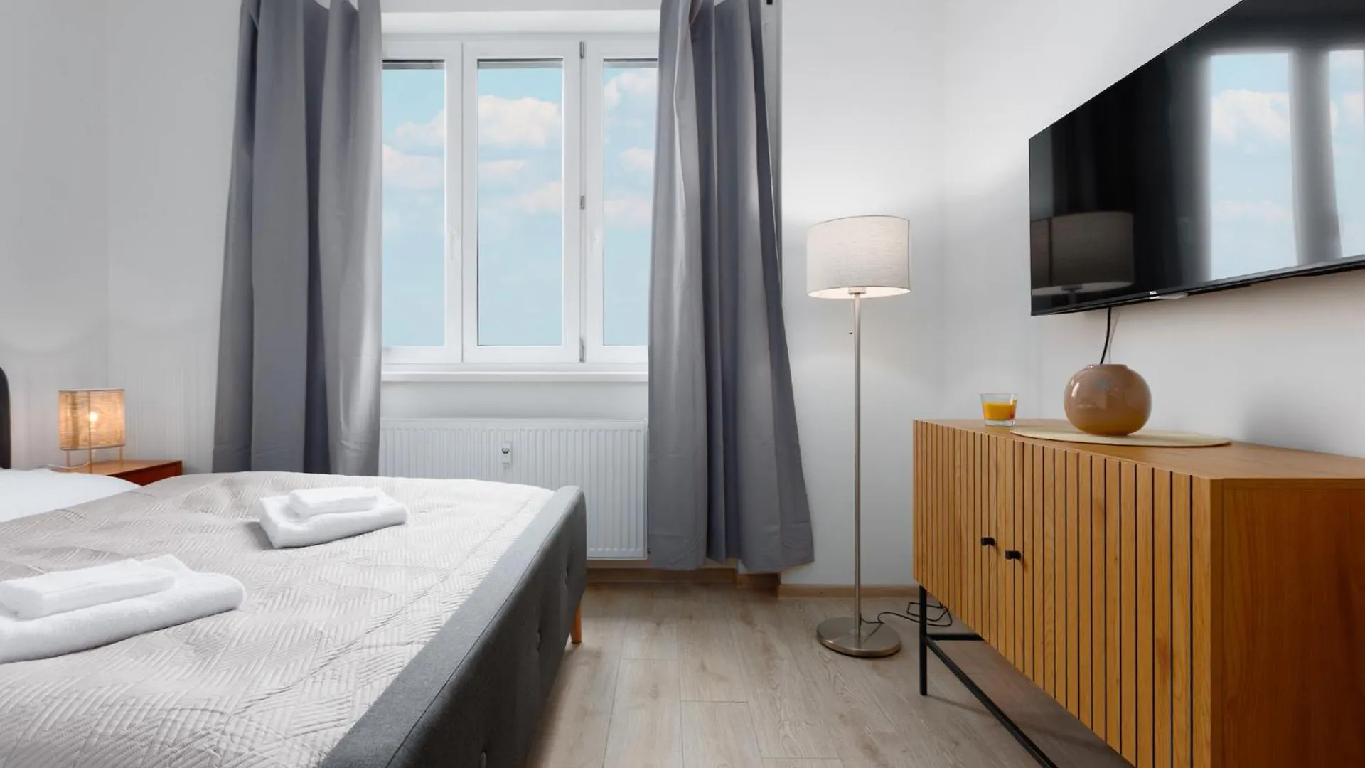 2 Bedrooms Apartment With Kitchen Near The Subway Prága