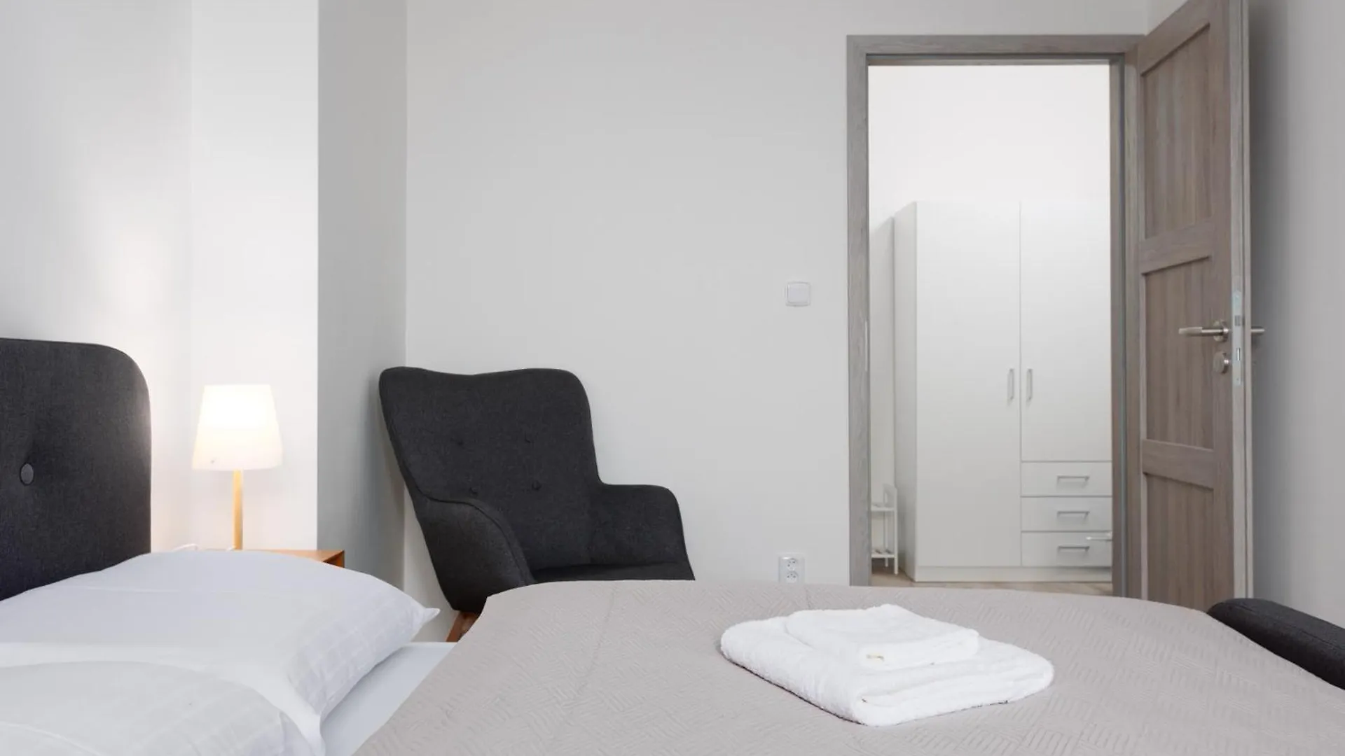 2 Bedrooms Apartment With Kitchen Near The Subway Prága