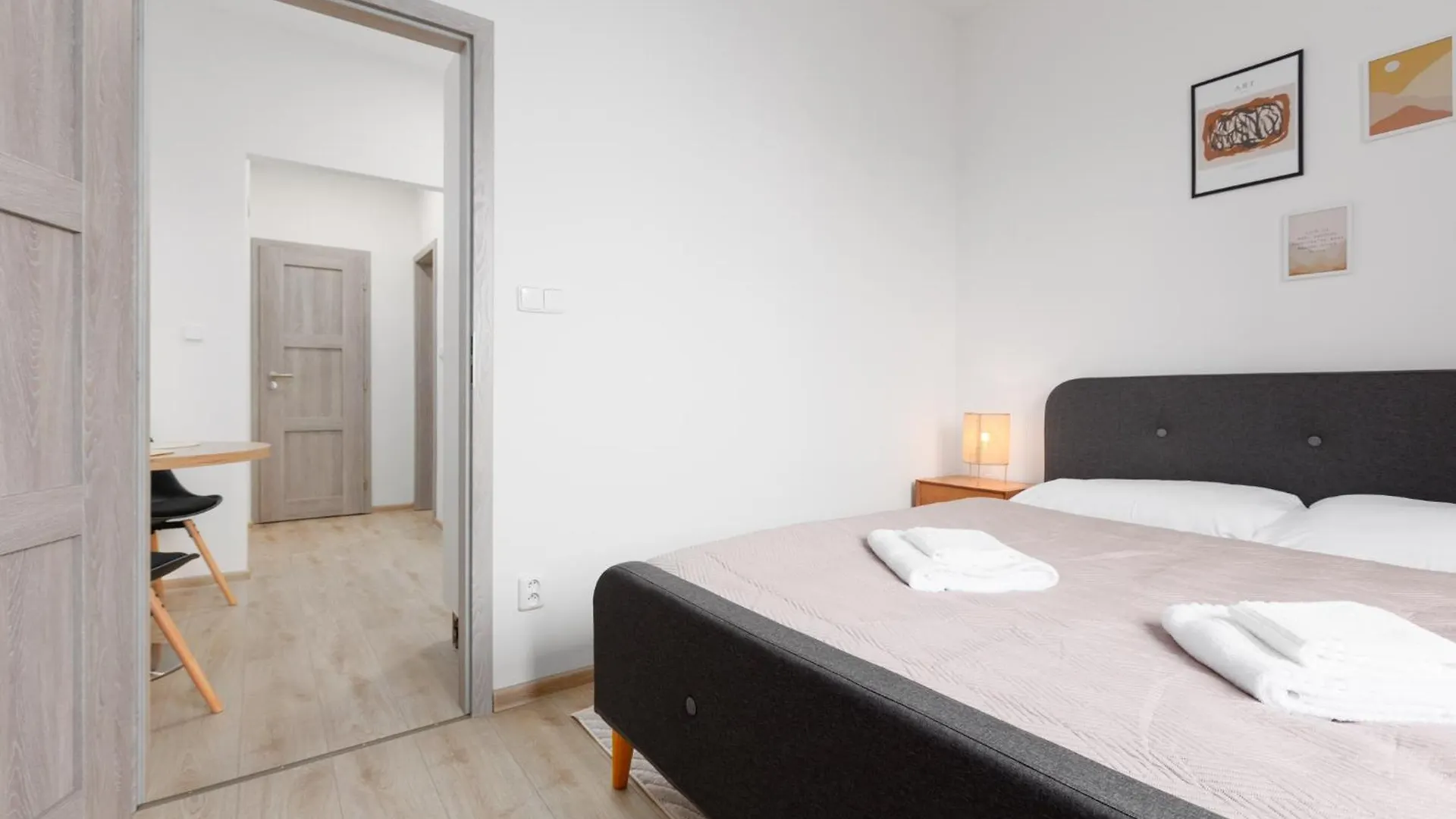 2 Bedrooms Apartment With Kitchen Near The Subway Prága