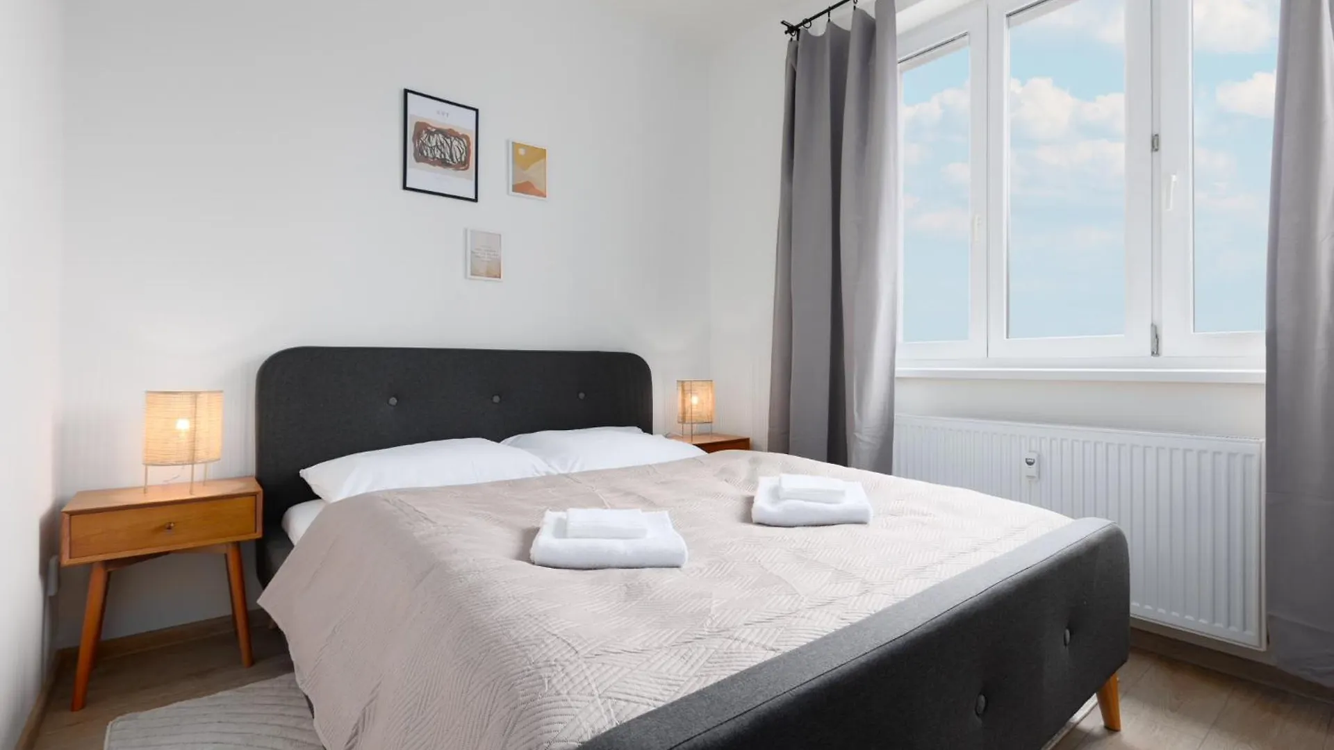 2 Bedrooms Apartment With Kitchen Near The Subway Prága